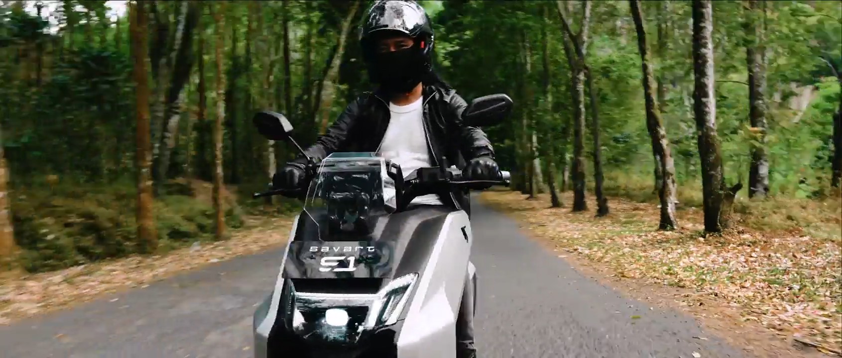 SAVART S1 electric scooter riding through a forest