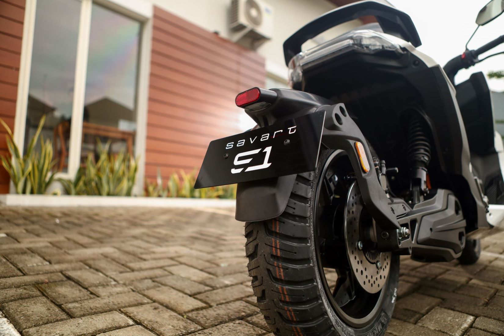 Mengeksplorasi Ketahanan Motor Listrik SAVART Motors: Dirancang untuk Jalanan Indonesia cover image